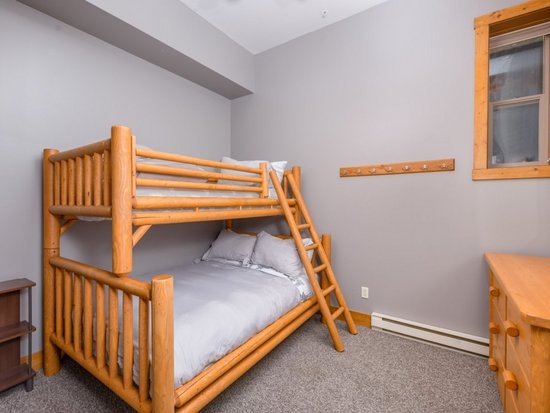 Big White 2 Bedroom Accommodation - Snow Pine Estates - #4468