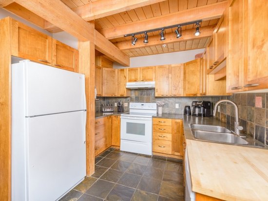 Big White 2 Bedroom Accommodation - Snow Pine Estates - #4468