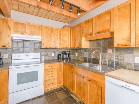 Big White 2 Bedroom Accommodation - Snow Pine Estates - #4468