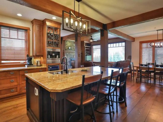 Big White 5 Bedroom Accommodation - Chalet - #4481