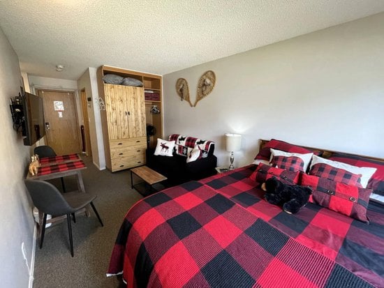 Big White Studio Accommodation - Whitefoot Lodge - #4488