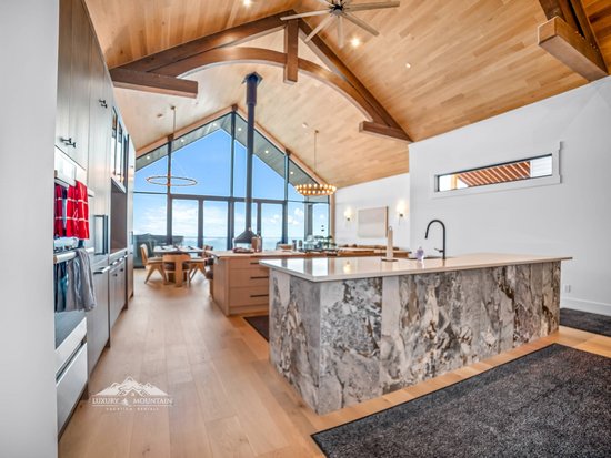 Big White 5 Bedroom Accommodation - Snowball Effect - #4519