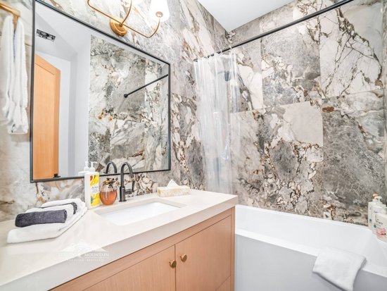 Big White 5 Bedroom Accommodation - Snowball Effect - #4519