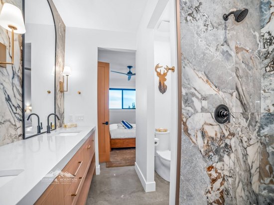 Big White 5 Bedroom Accommodation - Snowball Effect - #4519