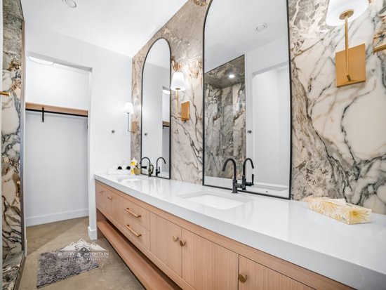 Big White 5 Bedroom Accommodation - Snowball Effect - #4519