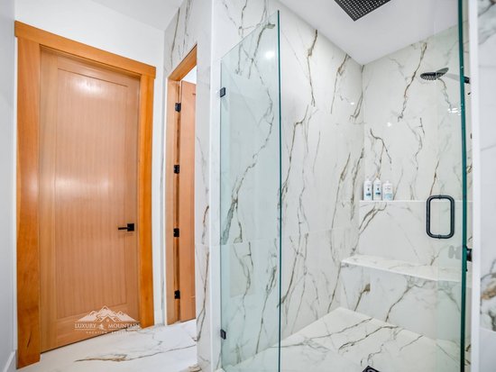 Big White 5 Bedroom Accommodation - Snowball Effect - #4519