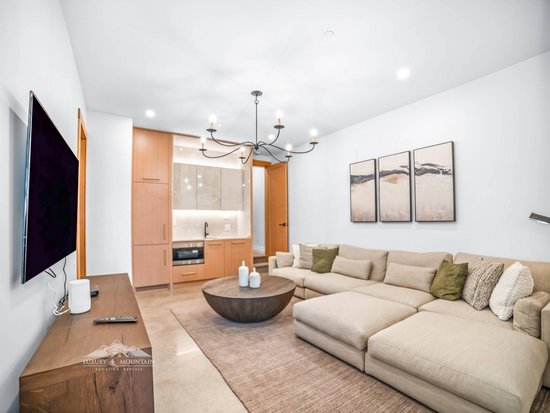 Big White 5 Bedroom Accommodation - Snowball Effect - #4519