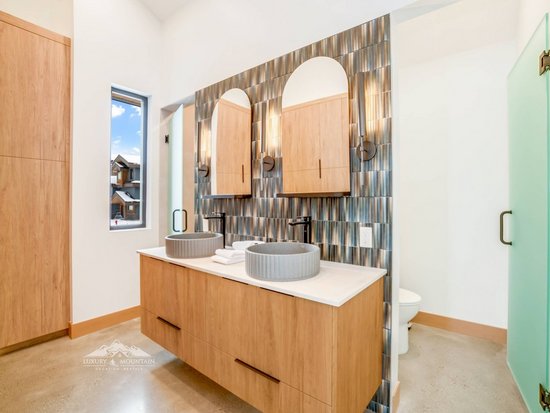 Big White 4 Bedroom Accommodation - Black Diamond - #4536