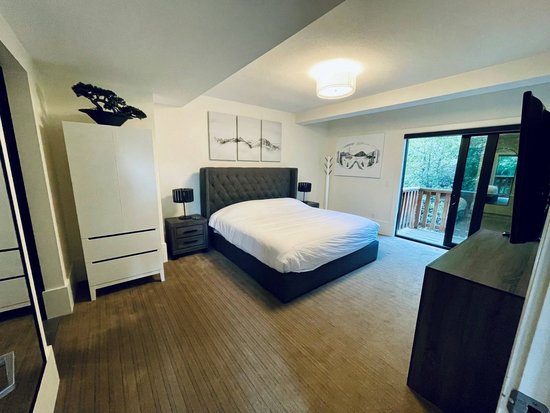 Big White 6 Bedroom Accommodation - The Edge - #4546