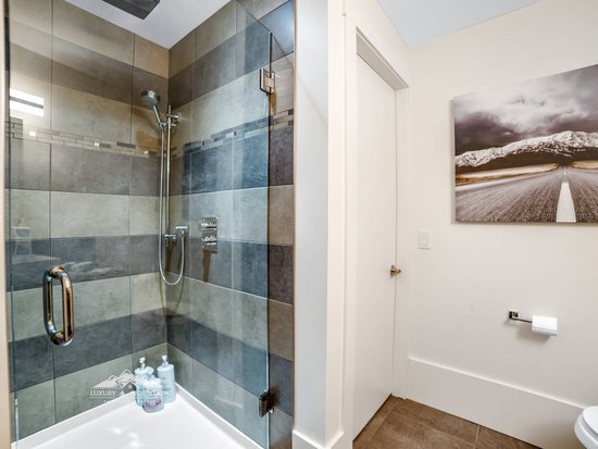 Big White 6 Bedroom Accommodation - The Edge - #4546