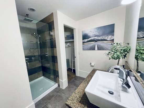 Big White 6 Bedroom Accommodation - The Edge - #4546