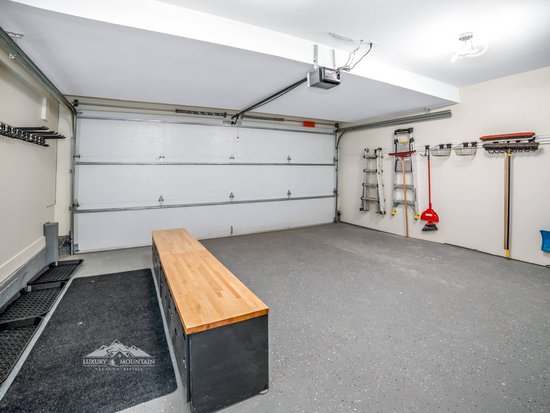 Big White 6 Bedroom Accommodation - The Edge - #4546