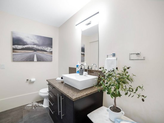 Big White 6 Bedroom Accommodation - The Edge - #4546