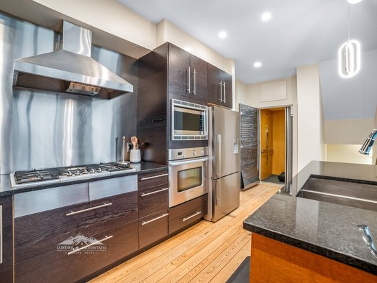 Big White 6 Bedroom Accommodation - The Edge - #4546