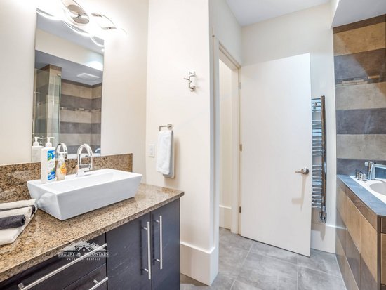 Big White 6 Bedroom Accommodation - The Edge - #4546