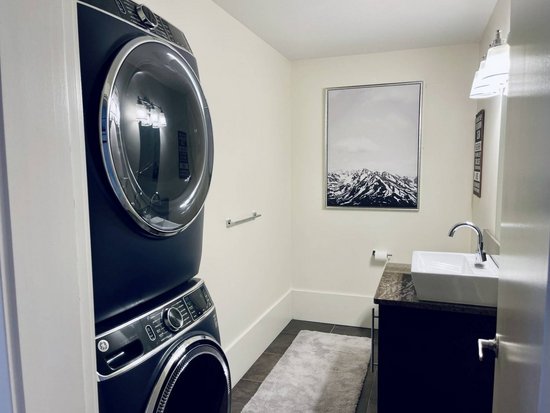 Big White 6 Bedroom Accommodation - The Edge - #4546