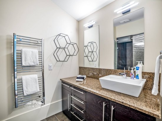 Big White 6 Bedroom Accommodation - The Edge - #4546