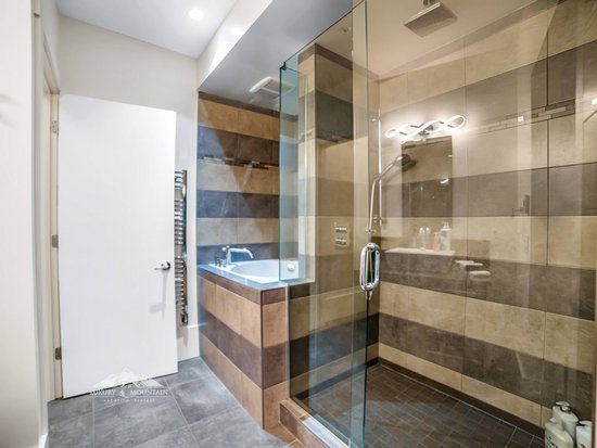 Big White 6 Bedroom Accommodation - The Edge - #4546