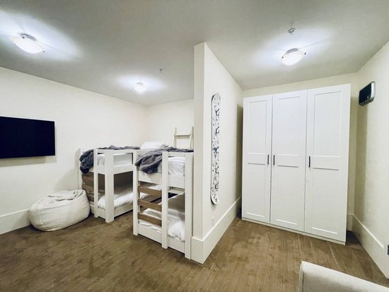 Big White 6 Bedroom Accommodation - The Edge - #4546