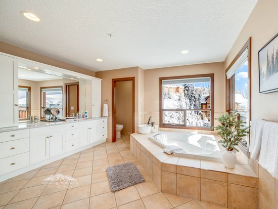 Big White 5 Bedroom Accommodation - Moonshine Hideaway - #4548