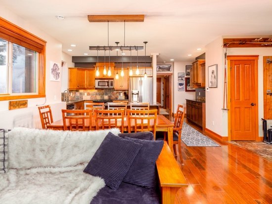 Big White 2 Bedroom Accommodation - Snowbird Lodge - #4556