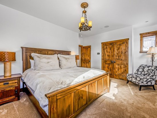 Big White 5 Bedroom Accommodation - Inuksuk Lodge - #4662