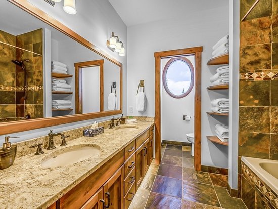 Big White 5 Bedroom Accommodation - Inuksuk Lodge - #4662