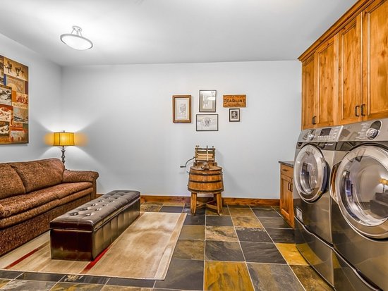 Big White 5 Bedroom Accommodation - Inuksuk Lodge - #4662