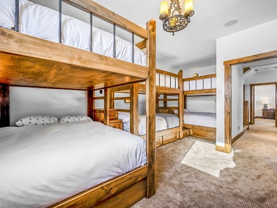 Big White 5 Bedroom Accommodation - Inuksuk Lodge - #4662