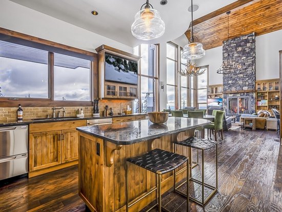 Big White 5 Bedroom Accommodation - Inuksuk Lodge - #4662