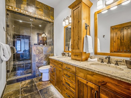 Big White 5 Bedroom Accommodation - Inuksuk Lodge - #4662