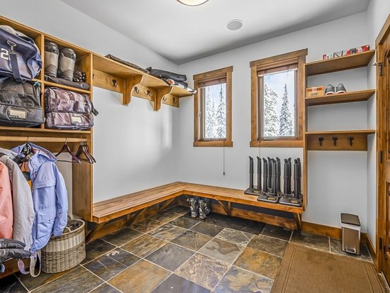 Big White 5 Bedroom Accommodation - Inuksuk Lodge - #4662