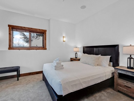 Big White 5 Bedroom Accommodation - Inuksuk Lodge - #4662