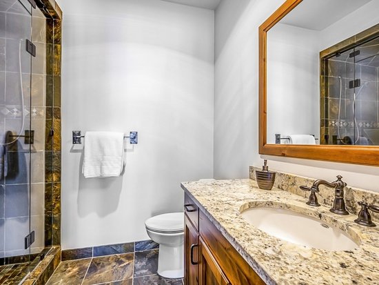 Big White 5 Bedroom Accommodation - Inuksuk Lodge - #4662