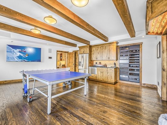 Big White 5 Bedroom Accommodation - Inuksuk Lodge - #4662