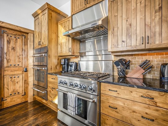 Big White 5 Bedroom Accommodation - Inuksuk Lodge - #4662