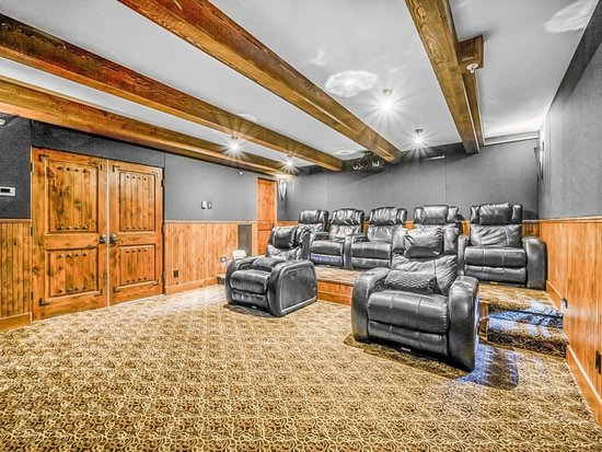 Big White 5 Bedroom Accommodation - Inuksuk Lodge - #4662