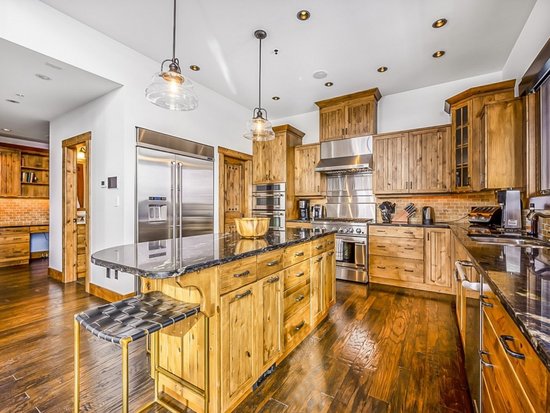 Big White 5 Bedroom Accommodation - Inuksuk Lodge - #4662