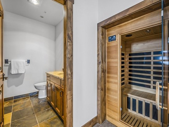 Big White 5 Bedroom Accommodation - Inuksuk Lodge - #4662