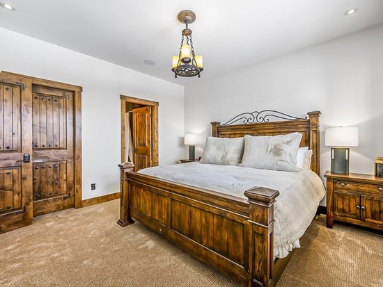 Big White 5 Bedroom Accommodation - Inuksuk Lodge - #4662