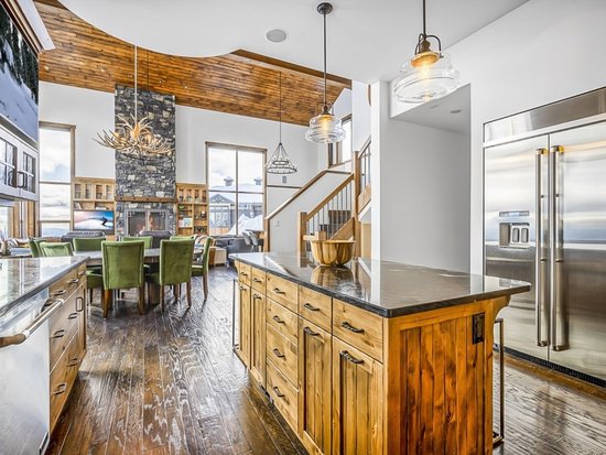 Big White 5 Bedroom Accommodation - Inuksuk Lodge - #4662