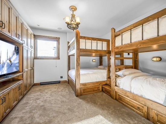 Big White 5 Bedroom Accommodation - Inuksuk Lodge - #4662