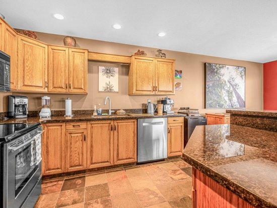 Big White 5 Bedroom Accommodation - Fresh Tracks Retreat - #4665