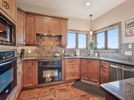 Big White 4 Bedroom Accommodation - Snow Therapy - #4666