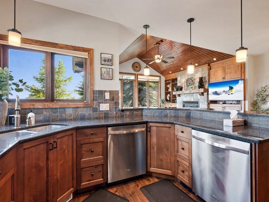 Big White 4 Bedroom Accommodation - Snow Therapy - #4666