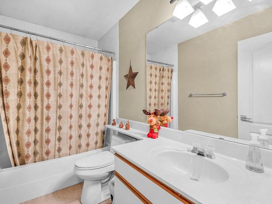 Big White 4 Bedroom Accommodation - Snowy Escape - #4669