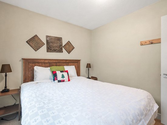 Big White 4 Bedroom Accommodation - Snowy Escape - #4669