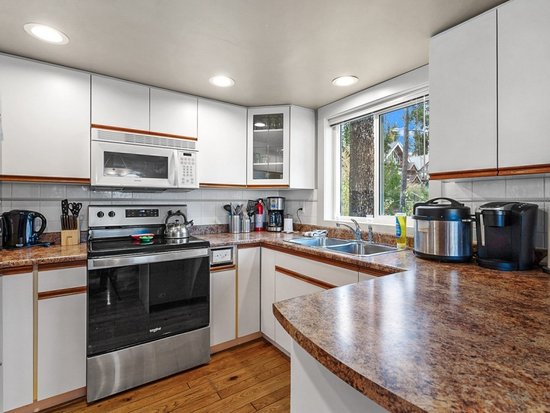 Big White 4 Bedroom Accommodation - Snowy Escape - #4669