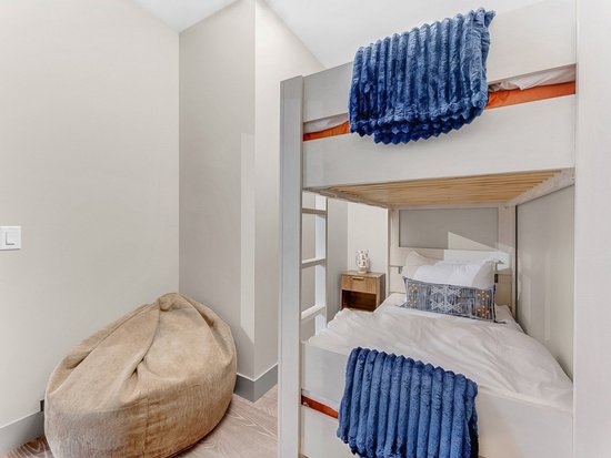 Big White 5 Bedroom Accommodation - Grizzly Ridge Trail - #4670