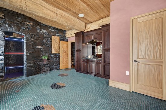 Big White 4 Bedroom Accommodation - White Spirit Lodge - #4671